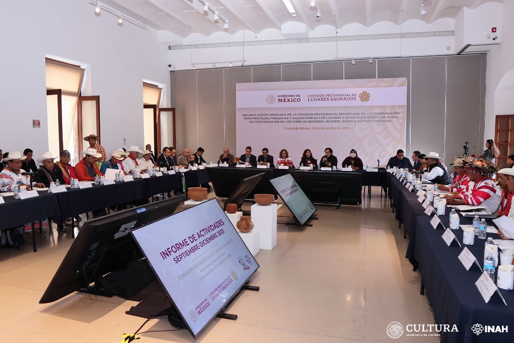 Comisión presidencial y autoridades de los pueblos wixárika (huichol), náayeri (cora), o'dam o au'dam (tepehuanos del sur) y mexikan (mexicaneros), realizan la segunda sesión ordinaria. Foto: Gerardo Peña Torres. INAH