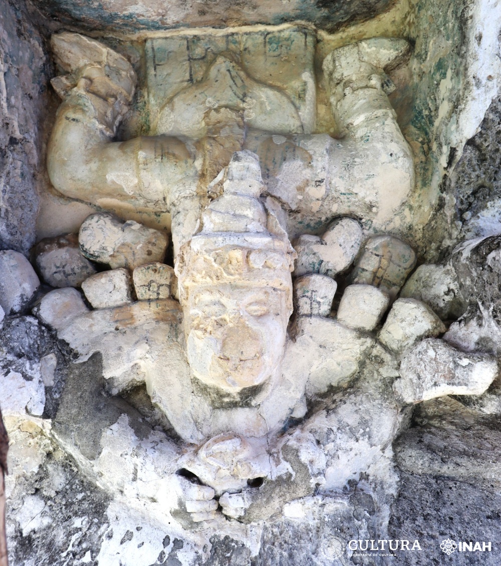 Los trabajos consistieron en tareas de limpieza, adhesión de fragmentos, relleno de huecos, resanes y reintegraciones de color. Foto: Centro INAH Yucatán.