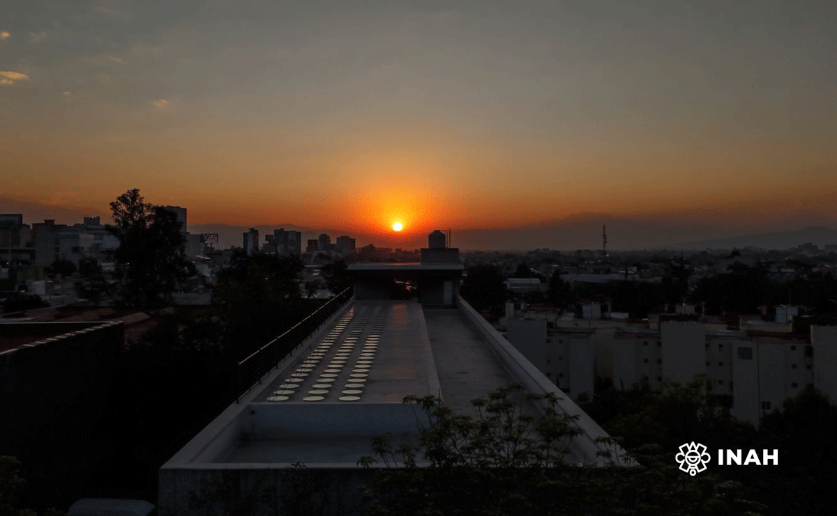Alineación en perspectiva del sol y la Torre de Investigación de la ENAH. Cortesía: Aarón Uriel González Benítez.