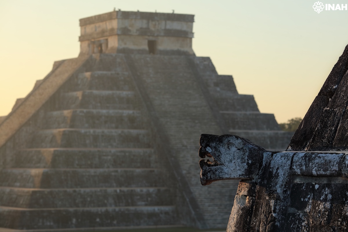 El guardian del castillo al amanecer en Chichen Itza